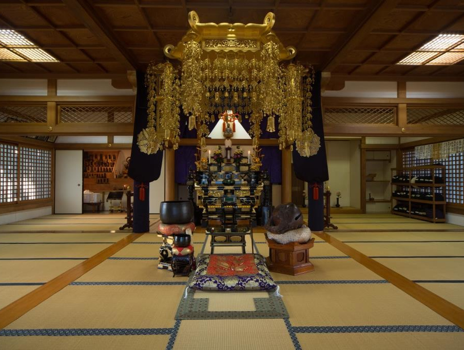 本堂内景